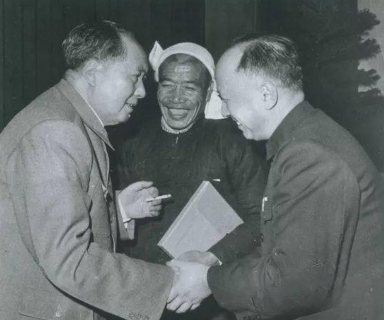 崇尚科学，尊重人才，尊重劳动，毛主席是最伟大的倡导者和践行者。他和钱学森握手，略
