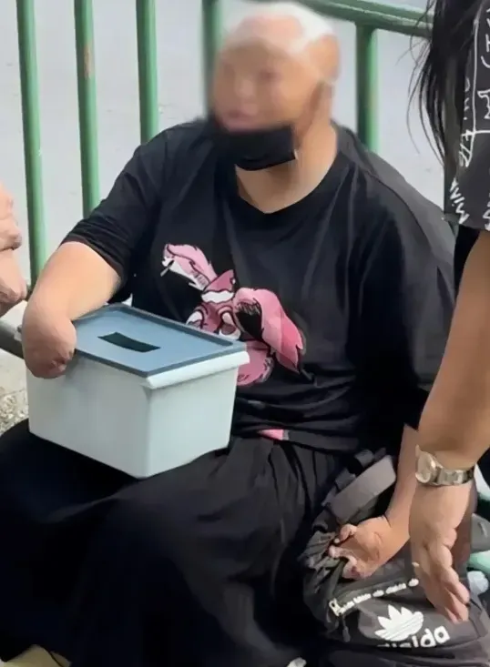 最近，泰国警方在曼谷区域内发现并抓捕多名中国籍乞讨者，这些乞讨者均肢体残缺，且脸