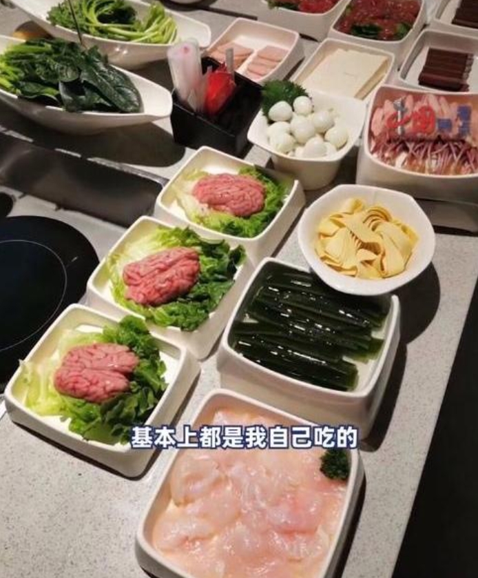 女子9年花27万吃海底捞，网友吐槽真有钱！近日，一名女子发帖称，查了一下自己在海