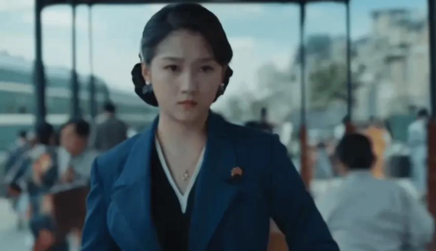 由关晓彤、韩东君出演的青春新谍战剧《梅花红桃》，已经开播。

该剧以1940年的