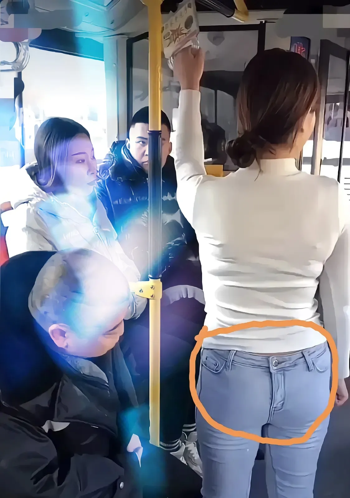 大哥，你这是在干嘛呢？看得那么认真、仔细，你是搞科研工作的吧！

眼睛是心灵的窗