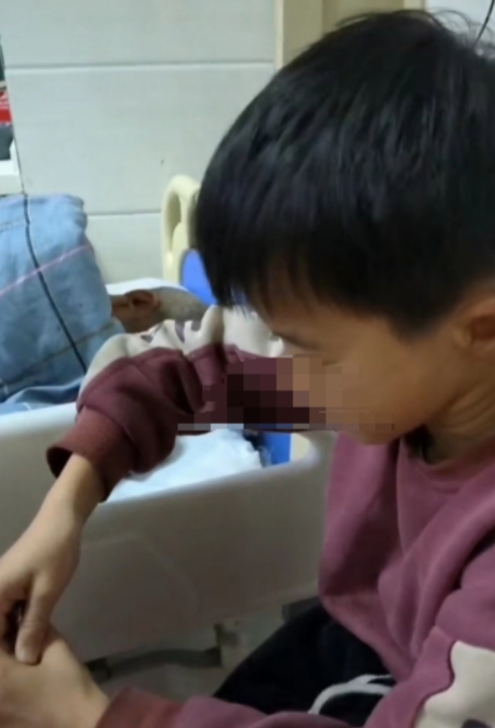 1月22日，网传商丘市柘城县一小男孩上学请假独自在医院照顾瘫痪父亲的视频引起广泛