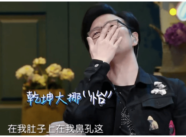 歌手汪峰戏谑地谈到了妻子章子怡的睡觉习惯。他说：“她啊，睡觉的时候总是不老实，每