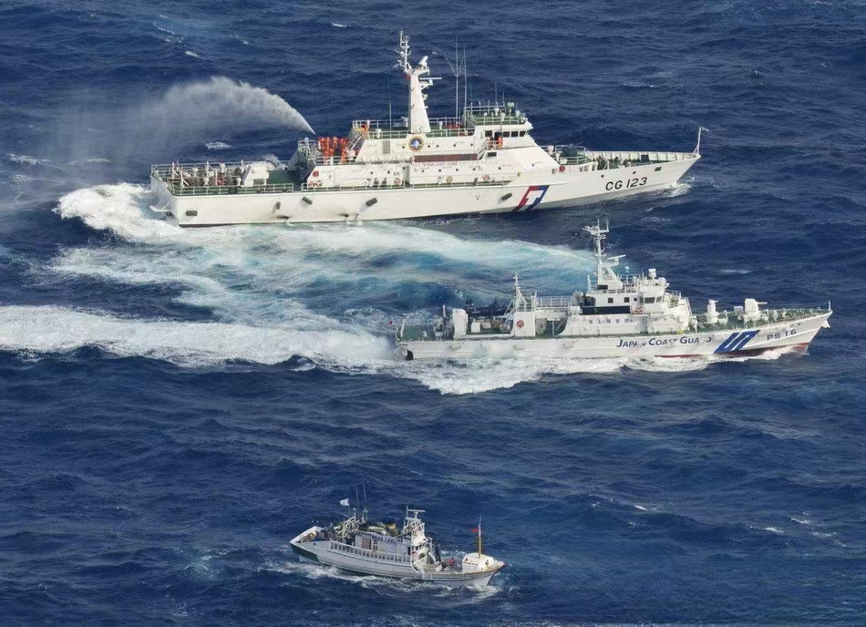 中国海警依法管控日非法进入我钓鱼岛领海船只