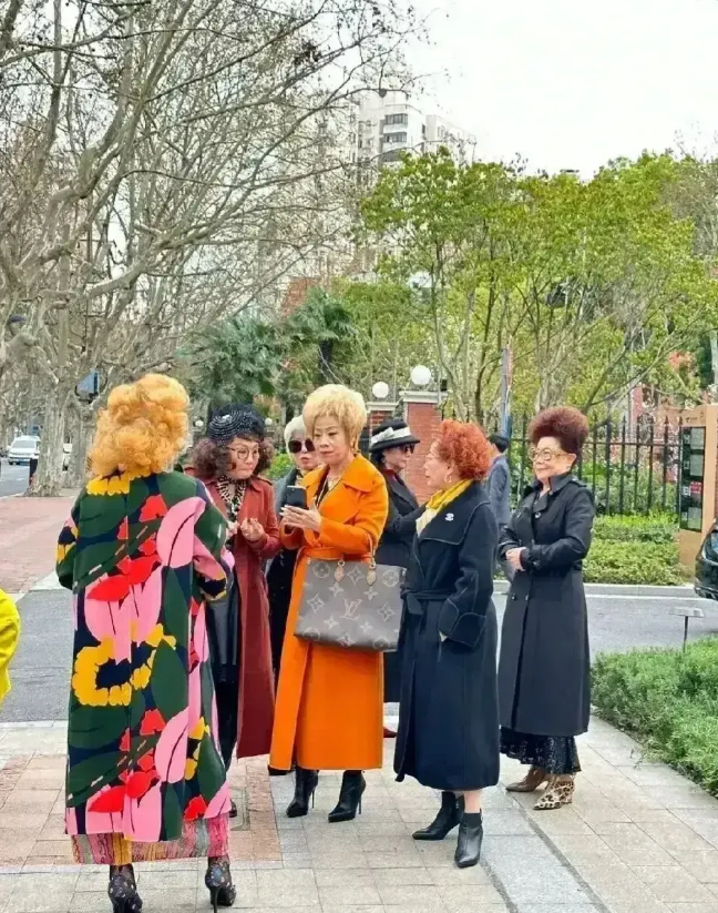 同样都是大妈，相比之下你更喜欢哪一款大妈？
有人说：图一的是天津大妈，喜欢把头发