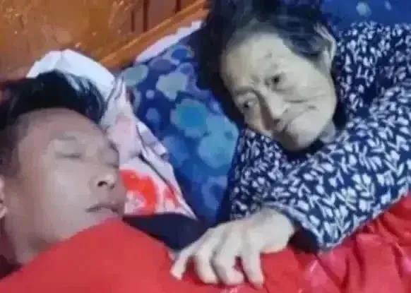 泪奔！在陕西，有一位男子陪伴着病重的母亲，由于过度的疲惫，他竟然在不知不觉中睡着
