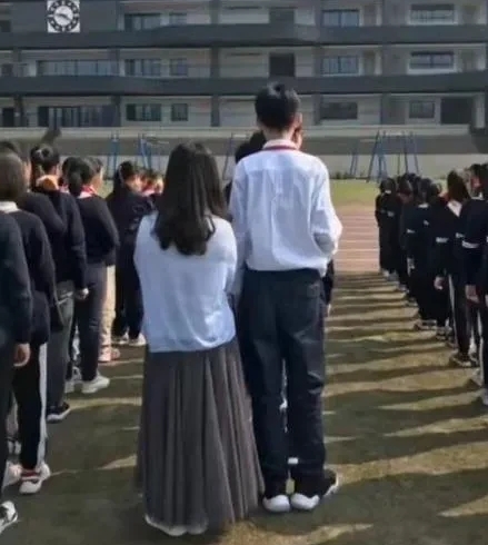 带儿子回老家，在检票口被拦下来了，说我儿子的票不符合规定；我儿子13岁，身高一米
