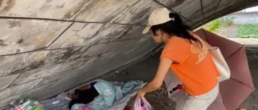 一名女孩寄居在桥洞，与两名男子混住引发社会关注。张某发现后与女孩进行交谈，得知女