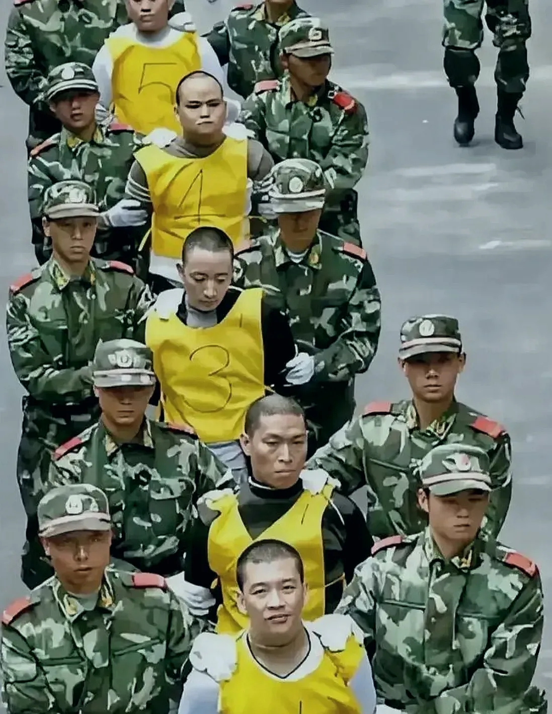 2006年，东莞刑场发生了一场令人震惊的一幕：几名死刑犯被法警押赴刑场执行死刑。