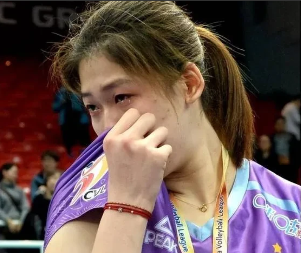 令人心痛的是，中国女排的主攻手是李盈莹。 打完所有比赛后，她已经没有力气从背后扣