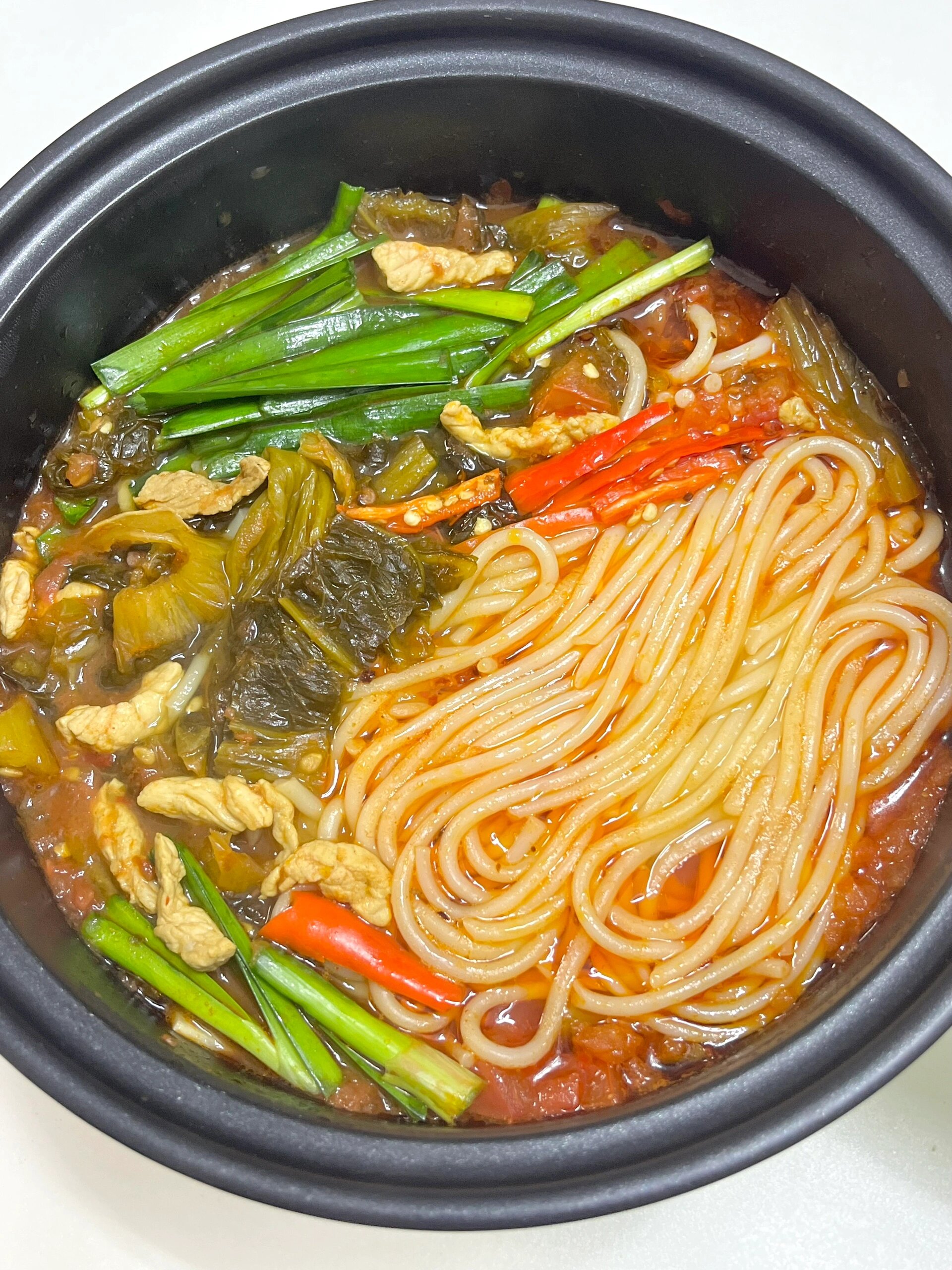 酸辣开胃！汤汁都不剩的酸菜肉沫米线

加了番茄的汤底茄汁浓郁！Q弹爽滑的米粉！还