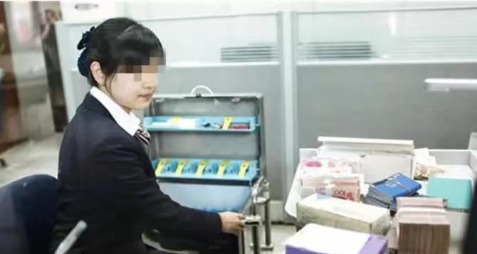 女子存15570元柜员当场点清, 回家后银行打电话称多存1万要求退还