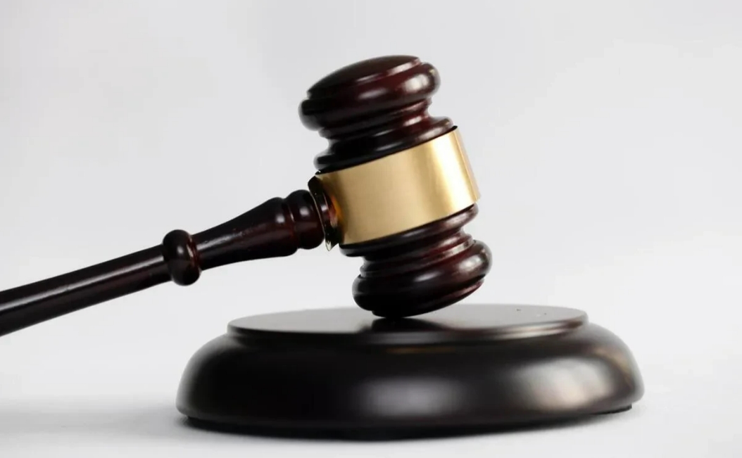 山东青岛，五旬男子和一女子再婚，23年后，男子因病去世，不料，男子的亲侄子找到女