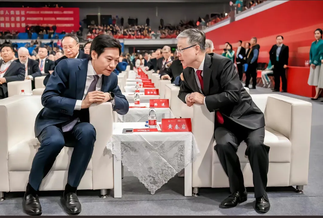 捐款13亿后今天雷军参加母校校庆的位置，在第一排从右往左数第二个，第一个坐的是武