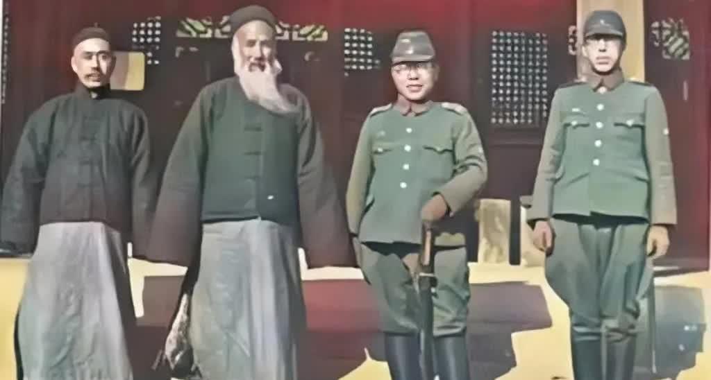 1938年，曲阜被日军攻占，孔府上下全体人员以恭敬的态度迎接了日军。照片中，我们