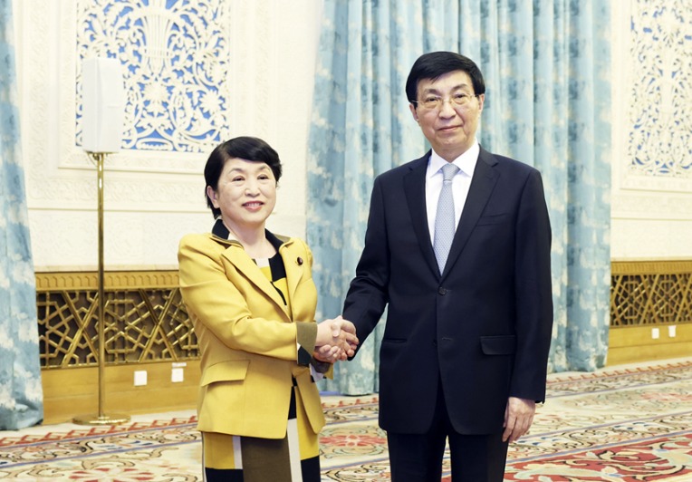 日本政坛麻烦不断，一架专机直飞北京，日本高层罕见对华郑重道歉。日本社民党党首福岛
