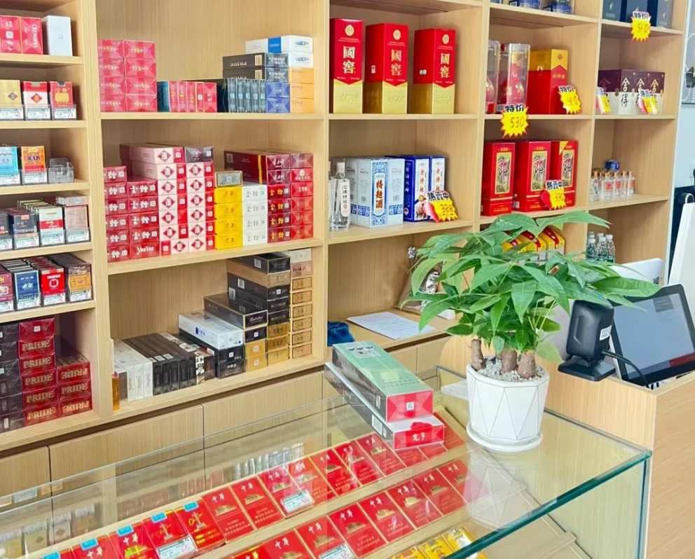 上班的时候，同事过来跟我说：“你有个朋友在烟草公司，帮我办个烟草证吧。”我没有拒