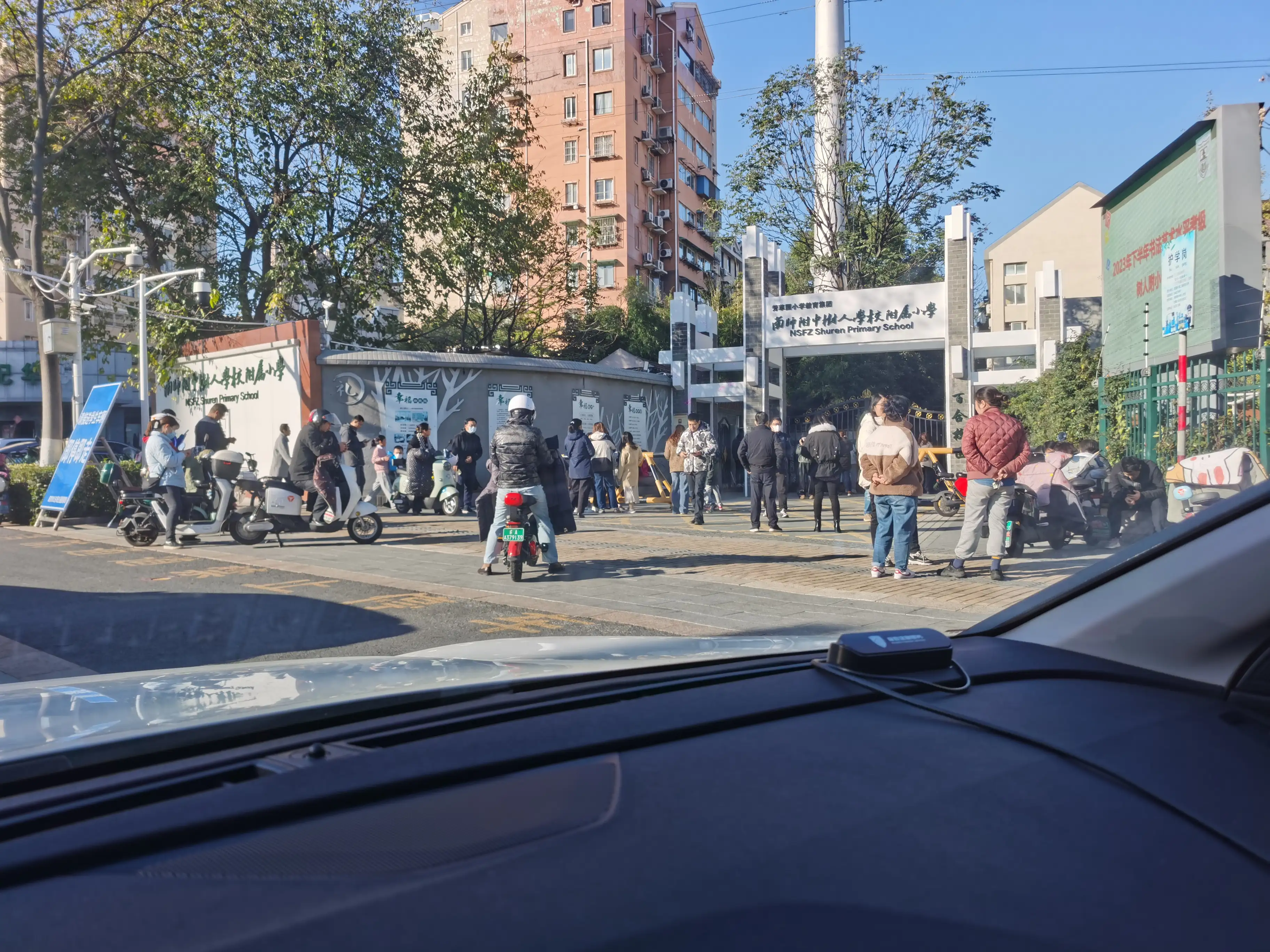 能上这个学校的孩子家长非富即贵，怎么这么多骑电动车的呢