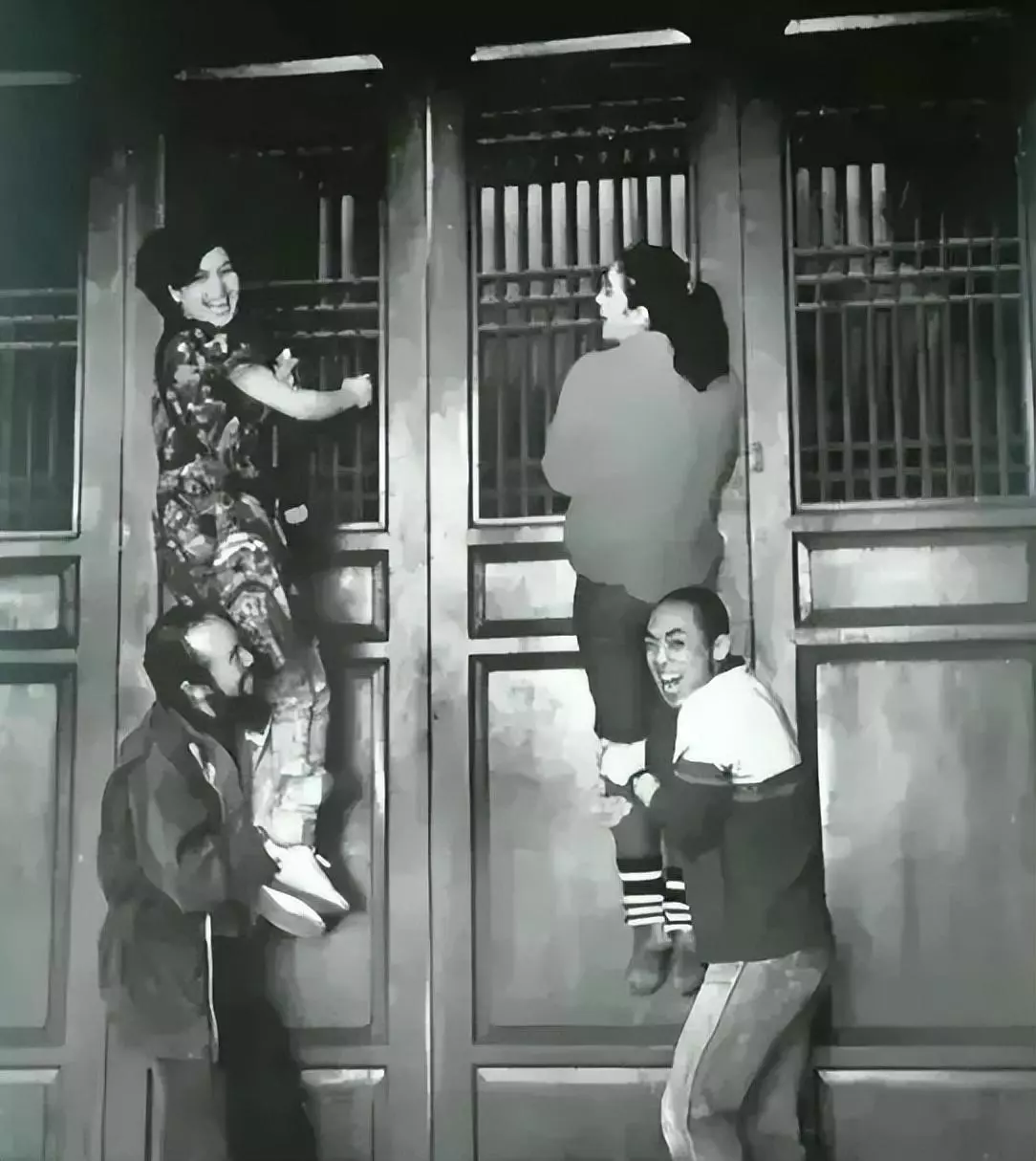 1988年，张艺谋的《红高梁》在国内巡影，这天到了福州鼓山。巩俐她们在一座大庙前