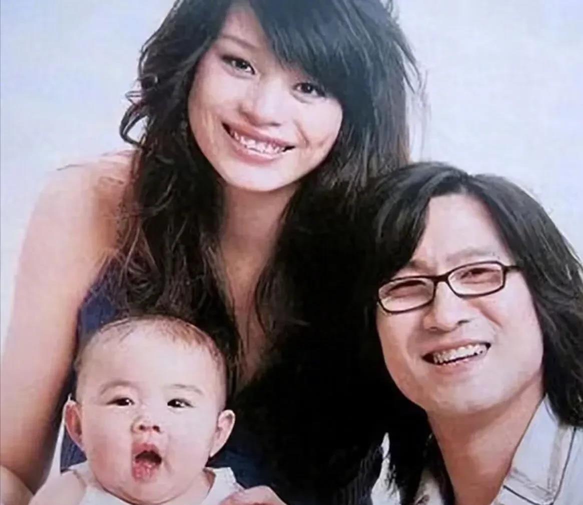 盘点汪峰的四段婚姻。

1998年，27岁的汪峰还未出名，在全国到处演出，那一年