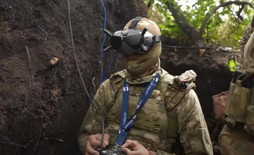 俄军的反无人机铁丝网，很有效。

为了防御战场上越来越多的FPV穿越无人机的攻击