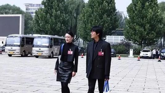 陈坤与周迅同台亮相，共着黑色服装体现出高度的默契。