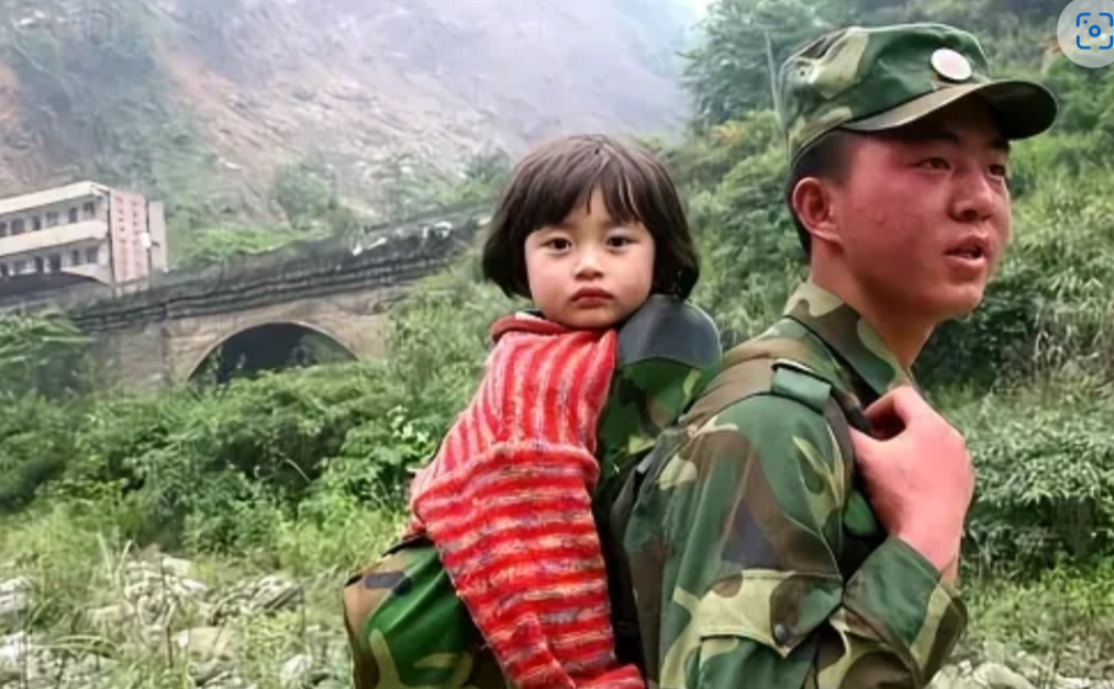 缘分真是个奇妙的东西，08年汶川大地震，小女孩被兵哥哥救出，15年后嫁给救她的兵