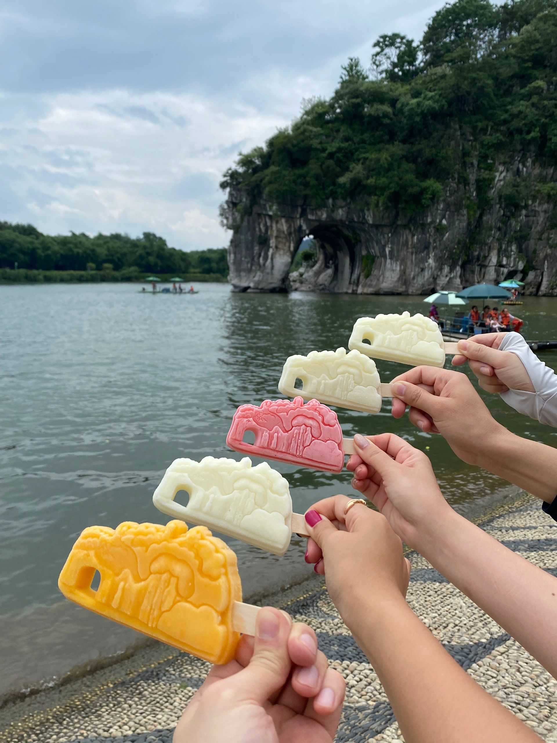 象鼻山打卡竹筏鱼鹰照，太绝了