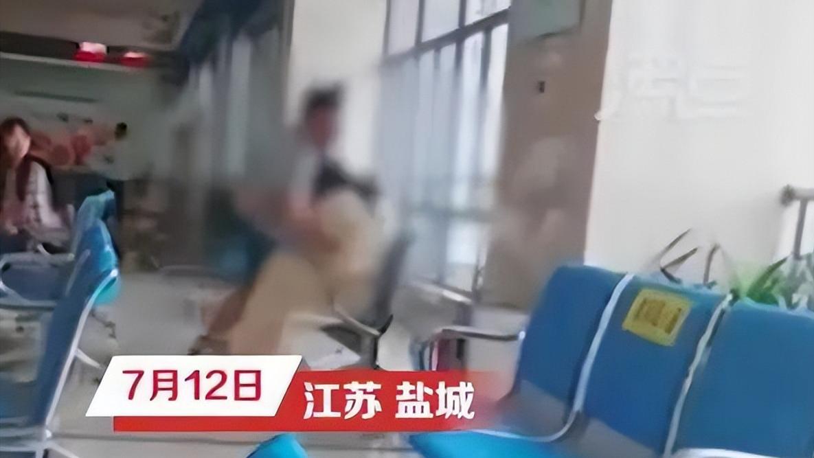 婚姻登记大厅丈夫对妻子大打出手，工作人员：打完了就办理离婚