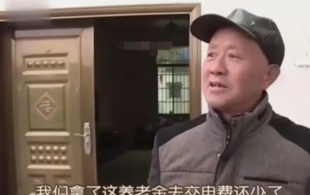 最近，新河子的居民纷纷抱怨地价翻了一番。他们发现自从村里更换了智能电表后，生活质