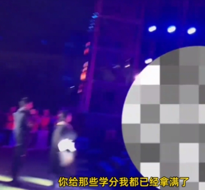 江苏南京，某高校为了一场晚会，让学生们彩排至深夜，有位男学生因太冷而提出抗议。可