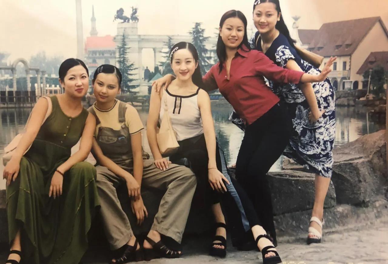这张照片拍摄于1998年，华西医科大学临床医学院的五位大学生到成都世界乐园游玩时