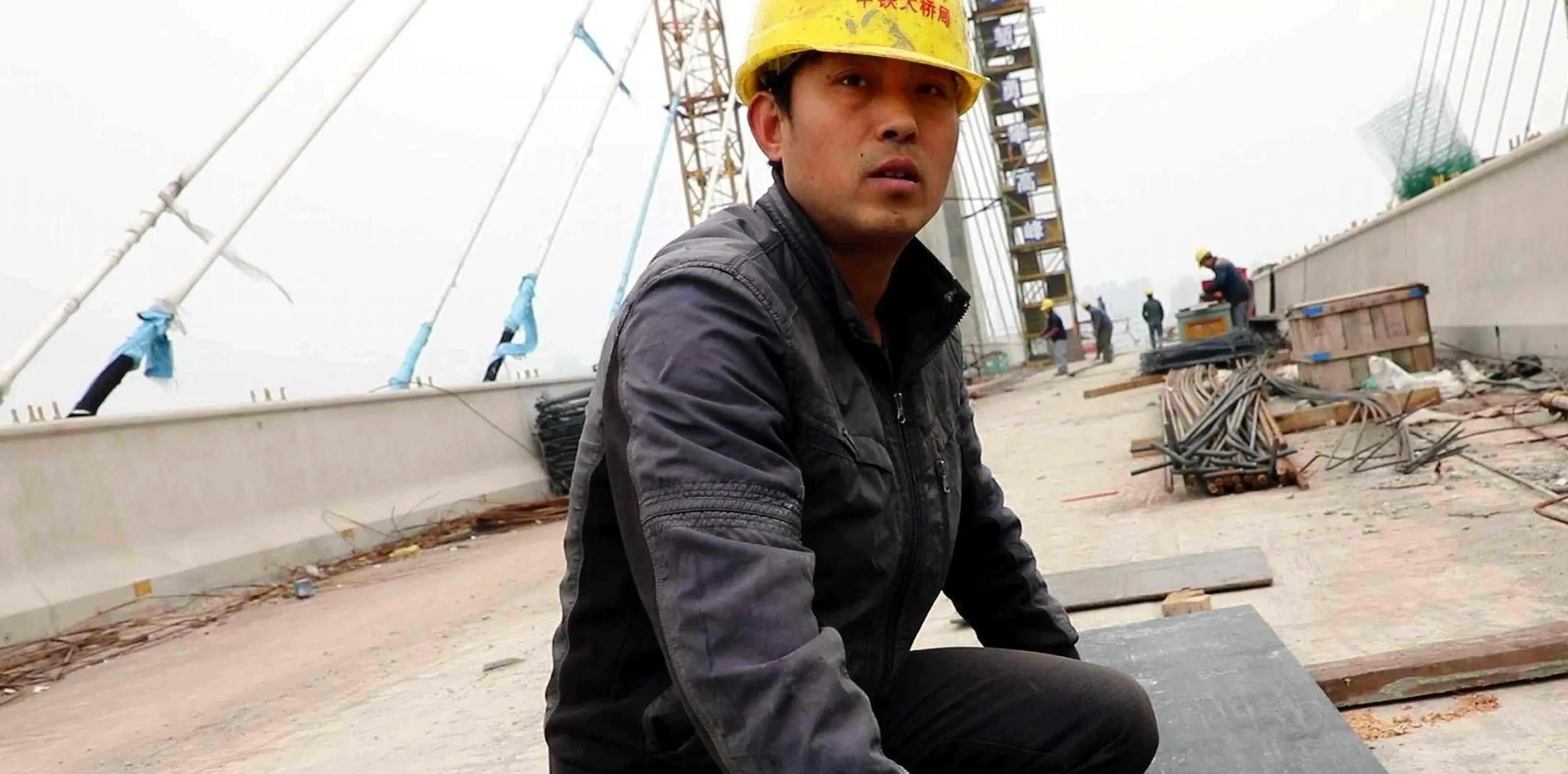 一个36岁的打工男人，月工资才8900元，他每月雷打不动的开支明细如下：

1、