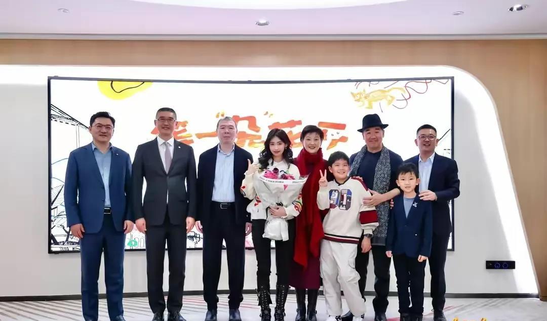 冯小刚徐帆为女儿画展剪彩，17岁徐小朵将善款全部捐献，被夸人美心善

12月23