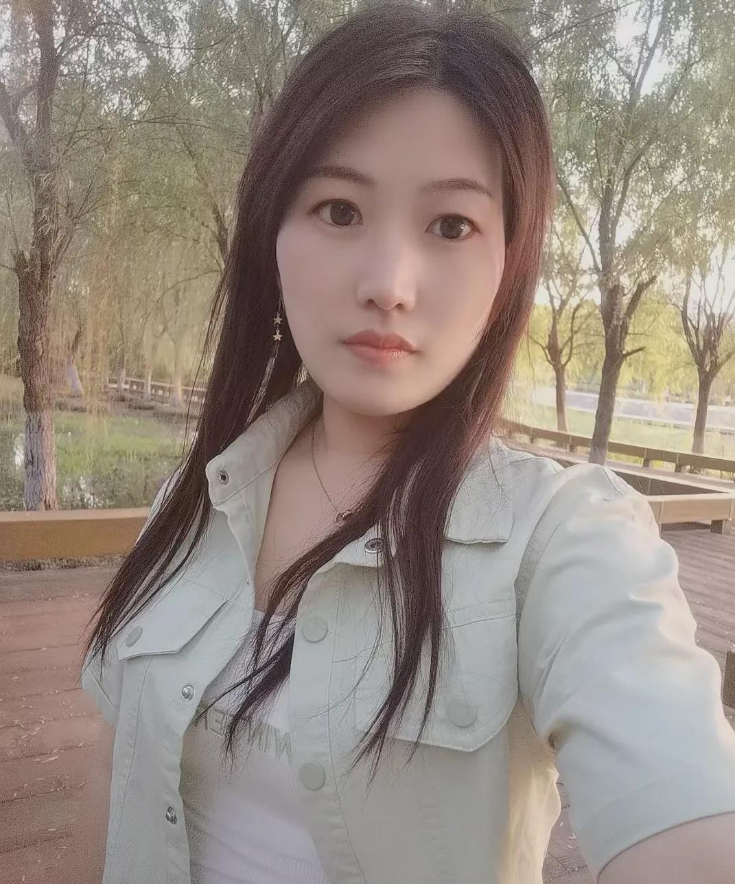 我闺蜜老公去世了两年多了，因为带着三个孩子一直未改嫁，她告诉我第一年还是挺伤心的