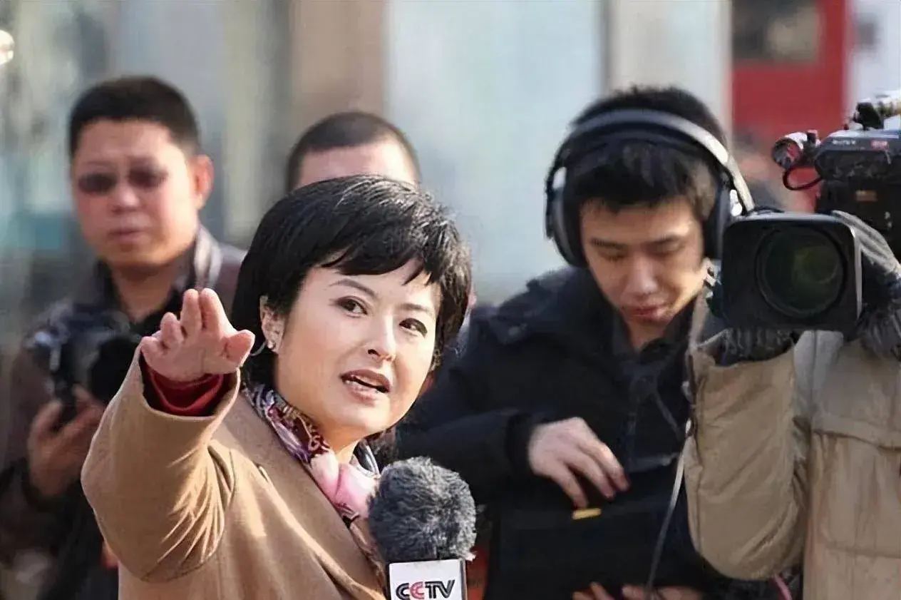 2002年，张泉灵在阿富汗十几天没洗澡，浑身发臭，她与一个阿富汗男人商量：“帮我