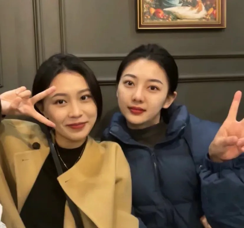 我和闺蜜谁好看？
