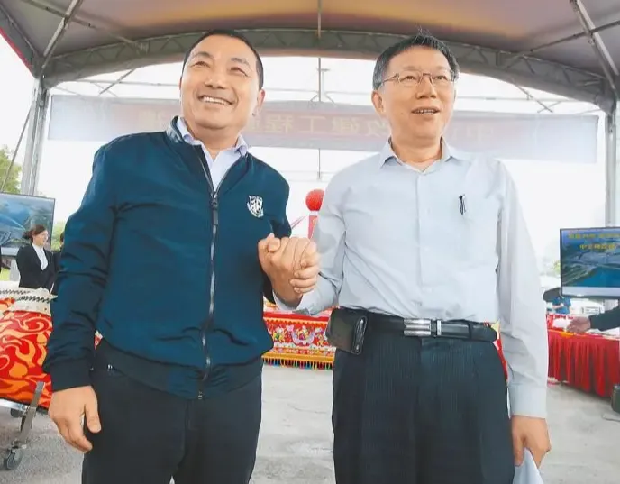 国民党可以考虑让柯文哲当正的。因为现在柯文哲的民调略高于侯友宜，侯友宜如果不让步