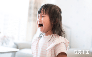 爸爸的白月光回来后，他无数次和妈妈争吵， 全然忘了当初妈妈对他的倾力相助。后来妈妈死了，爸爸却疯了。