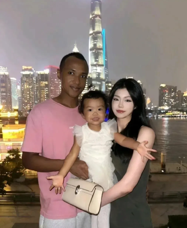 黑人基因太太太强大了，宝宝像爸爸[捂脸]不像妈妈，不要羡慕嫉妒恨，祝幸福美满吧！