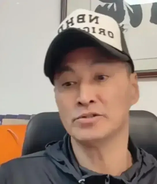 何家劲谈黄日华踢球事件，何家劲说道：人家都已经诚恳的道歉的过去了，放下了，真的我