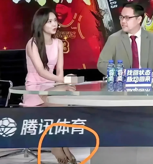 女主持人直播露脚，连鞋子也不穿，不知道怎么想的，以为拍不到呢，其实都拍下来了。
