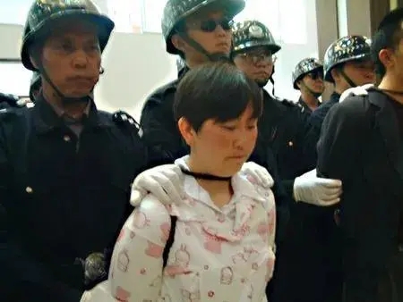 2005年，贵州安顺，童来芬即将被处决的照片，她和丈夫都是“10·28”盗抢儿童
