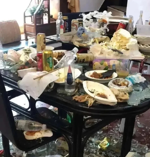 昨天老公的三个姐姐和三个姐夫来到了我家，本来我打算出去到饭店吃的，三个姐夫都说是