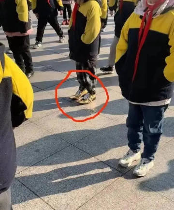 竟然有父母会为孩子挑选这样的鞋子，真是让人捉摸不透。 ​​​
