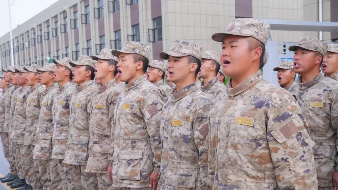 我们单位17个人，5个军官，12个兵，自己开伙食，每人每天定量一斤猪肉，半只鸡，