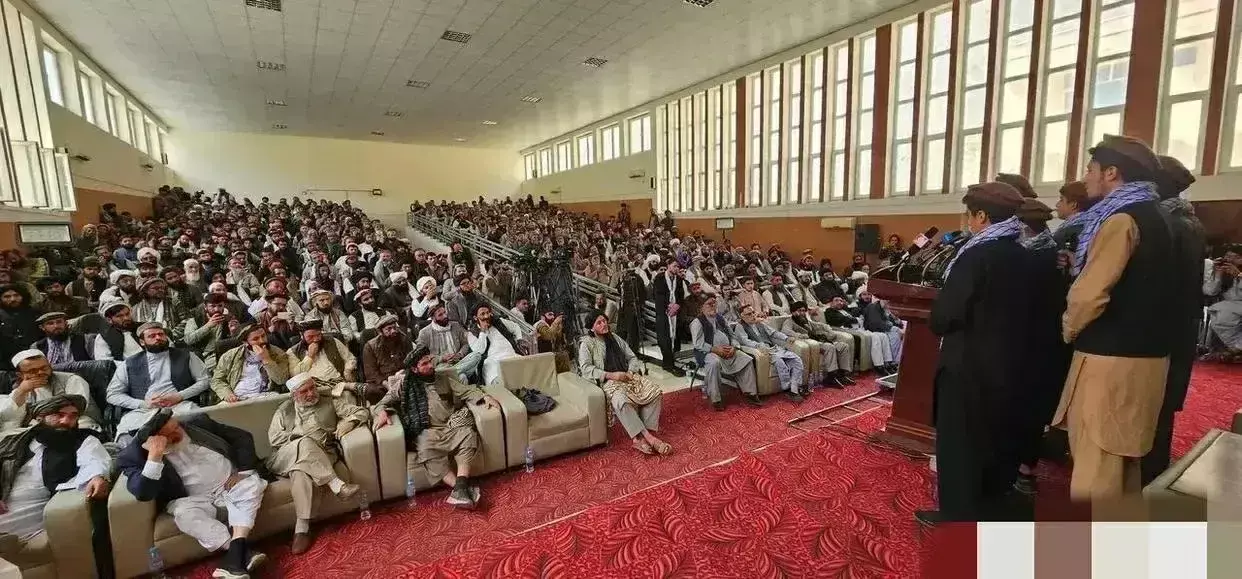 塔利班开会，清一色大老爷们，而且没有人看文件、也不做记录
