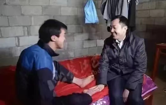 一个县委书记曾去看望一个没有双手的残疾人，残疾人坐在坑上，这位县委书也坐到坑上，