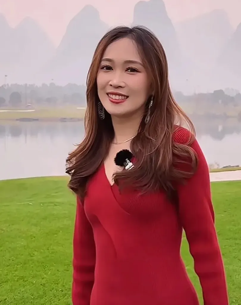东方甄选已决定去除辉光，Yoyo被提升为首席主播。在广西的直播中，她连续数小时承