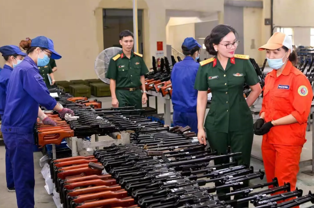 美女军官的军服收腰，应该是自己改的。 ​

越南的军事工业进步很快，已经能仿造俄